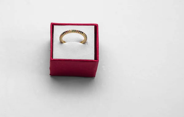 Egy Közelkép Egy Gyűrűről Fehér Háttérrel — Stock Fotó
