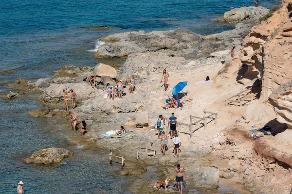 Formentera Spain Aug 2021 Tourists Relaxingand Sunbathing Beautiful Rocky Beach — Stock Photo, Image