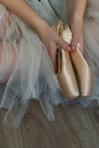 Pernas Menina Dançando Balé Com Saia Tule Sapatos Rosa Diferentes — Fotografia de Stock