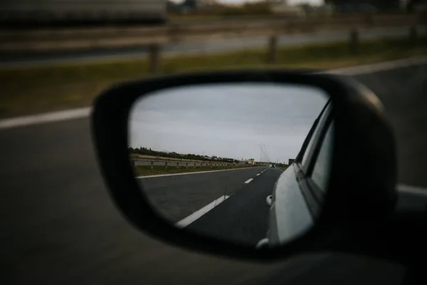 Κοντινό Πλάνο Μιας Αντανάκλασης Στον Καθρέφτη Του Αυτοκινήτου — Φωτογραφία Αρχείου