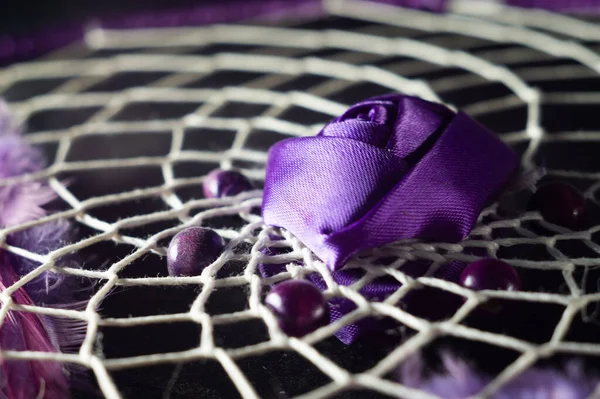 Gros Plan Plumes Violettes Texturées Sur Capteur Rêves — Photo