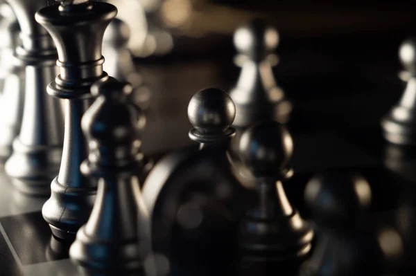 Een Close Shot Van Een Glanzend Metalen Schaakbord — Stockfoto