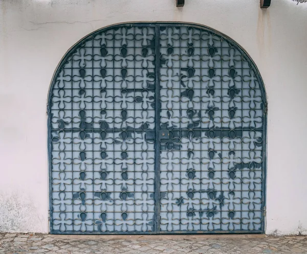 Lginç Şekilli Beyaz Mavi Renkli Kültürel Kapının Bir Görüntüsü — Stok fotoğraf