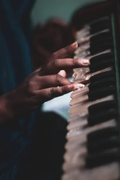 一个弹古钢琴的人 — 图库照片