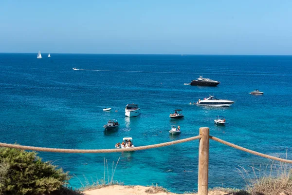 Formentera Hiszpania Sierpnia 2021 Osoby Pływające Łodziami Statkami Wycieczkowymi Wyspie — Zdjęcie stockowe
