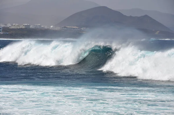 スペインのカナリア諸島の海岸への大きな波 Lanzarote Spain — ストック写真