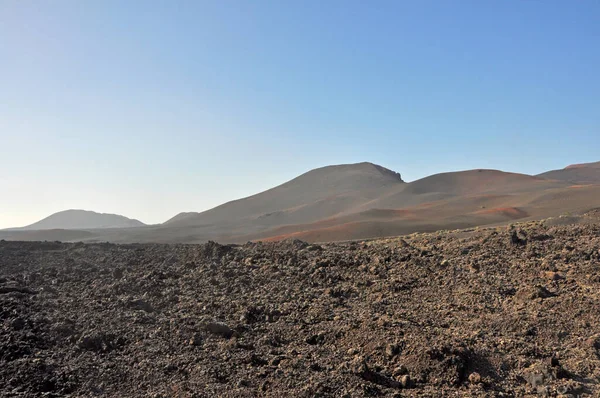 Jałowy Wulkaniczny Krajobraz Hiszpańskiej Kanaryjskiej Wyspy Lanzarote — Zdjęcie stockowe