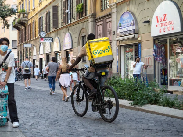 Milan Italien Aug 2021 Glovo Matleverans Ryttare Trångt Gata Milano — Stockfoto