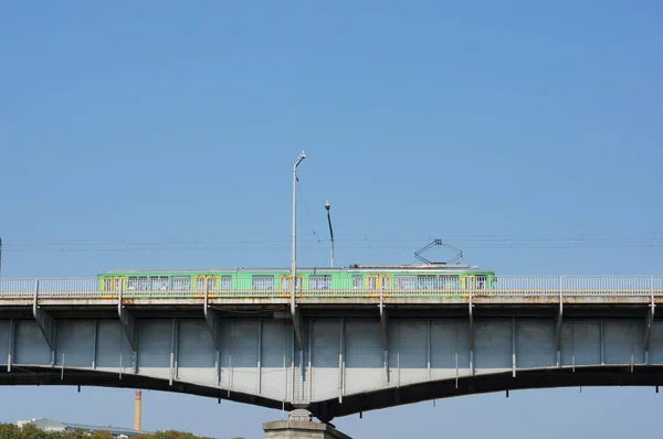 Poznan Polonia Septiembre 2016 Disparo Tranvía Verde Transporte Público Puente —  Fotos de Stock