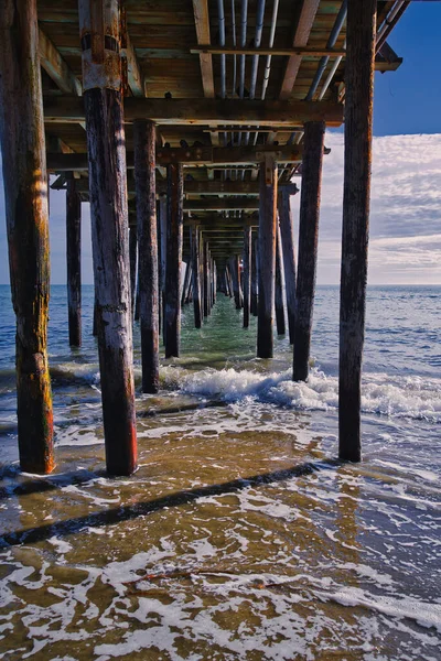 Vertikální Záběr Dřevěného Mostu Přes Oceán — Stock fotografie