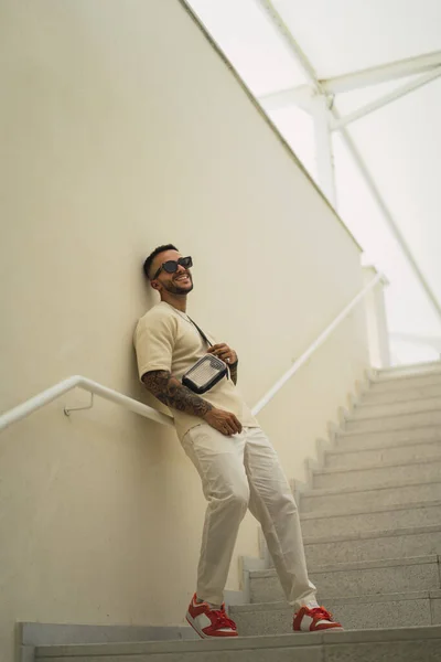 Молодий Усміхнений Кавказький Стильний Хлопець Татуюваннями Сонцезахисними Окулярами Позує Сходах — стокове фото