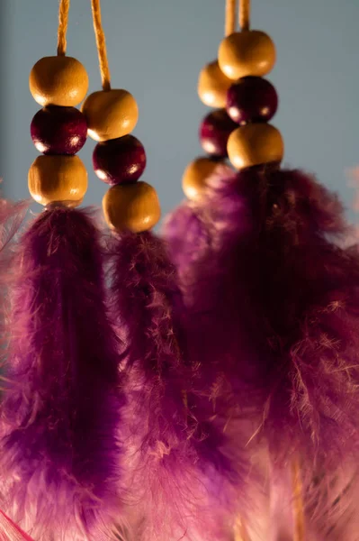 Eine Vertikale Nahaufnahme Von Lila Federn Und Perlen Auf Einem — Stockfoto