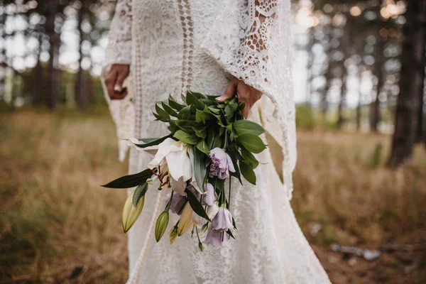 Düğün Gününde Açık Havada Gelinin Buketini Tutan Ellerinin Yakın Çekimi — Stok fotoğraf