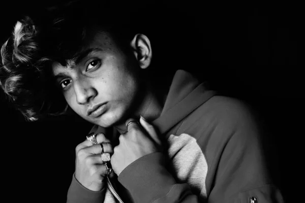 Graustufenaufnahme Eines Jungen Indischen Mannes Mit Kapuzenpullover — Stockfoto