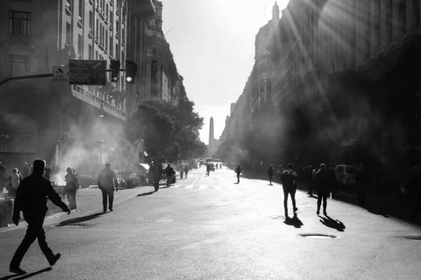 Een Grijswaarden Van Een Verspreidende Mist Straat Van Een Stad — Stockfoto