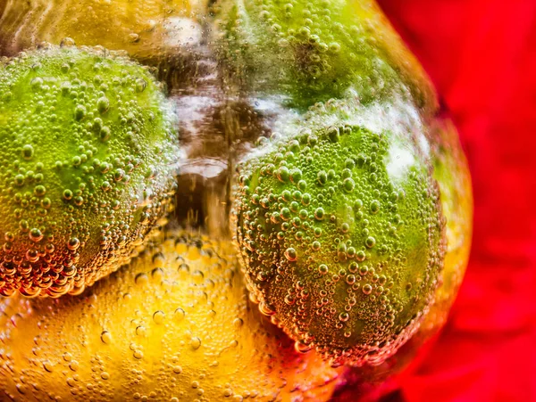 Primer Plano Del Limón Cal Agua Mineral Con Burbujas Agua —  Fotos de Stock