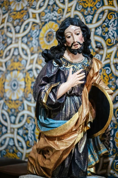 Une Sculpture Bois Saint Sur Fond Tuiles Azulejo — Photo