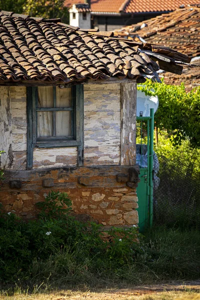 古い屋根のある村の家の垂直ショット — ストック写真