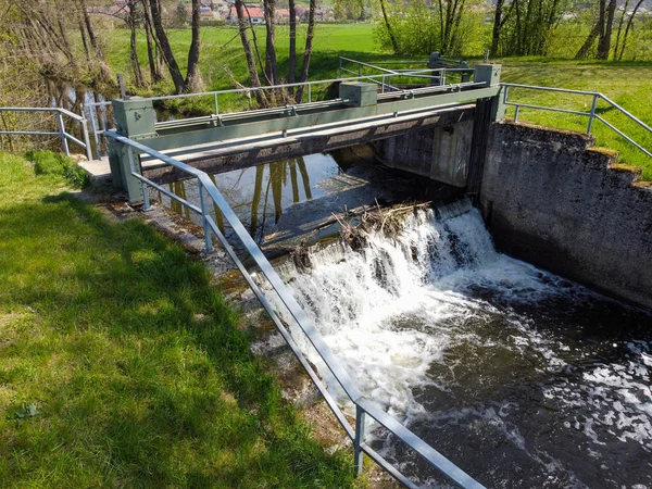 Água Rio Que Flui Sob Pequena Ponte Parque Verde Dia — Fotografia de Stock