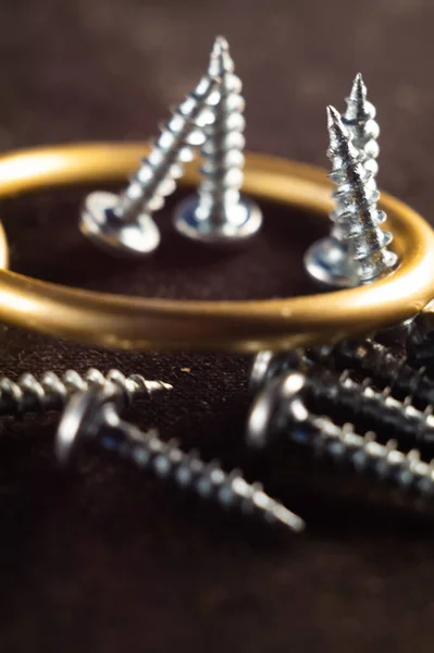 Een Close Shot Van Zilveren Zelftappende Schroeven Gouden Ring Zwarte — Stockfoto