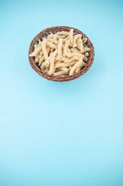 Chupito Pasta Torchiette Italiana Bote Mimbre Sobre Fondo Color Cian — Foto de Stock