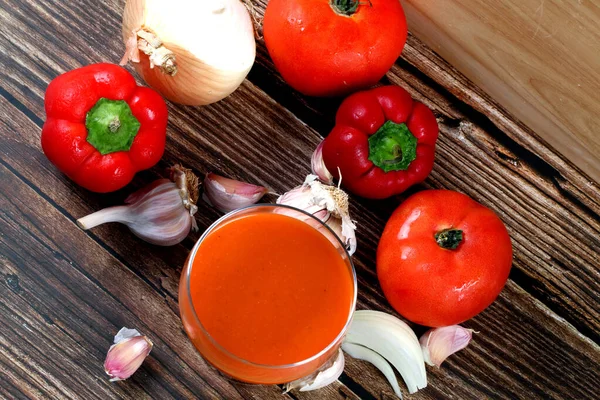 Een Closeup Van Een Tomatensap Een Glas Een Houten Tafel — Stockfoto