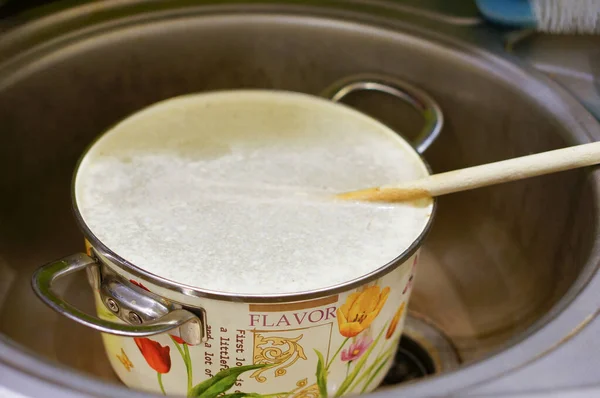 Primer Plano Una Olla Sucia Llena Agua Fregadero — Foto de Stock