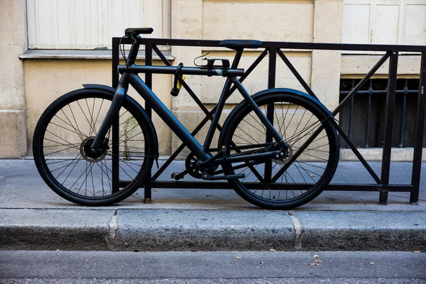 Primer Plano Una Bicicleta Negra Estacionada Zona Peatonal — Foto de Stock