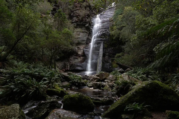 Die Snug Falls Mit Langzeitbelichtung Umgeben Von Felsen Tasmanien Australien — Stockfoto