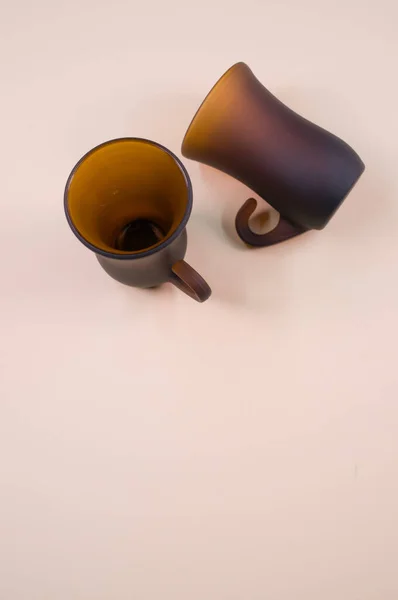 Eine Nahaufnahme Einer Braunen Glas Teetasse Auf Einer Beigefarbenen Oberfläche — Stockfoto
