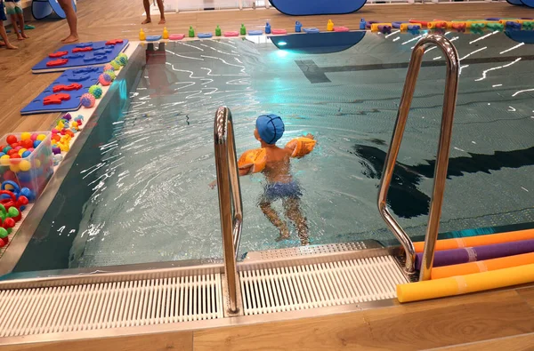 Cracovie Malopolska Pologne 2021 Enfant Méconnaissable Nage Dans Piscine Conçue — Photo