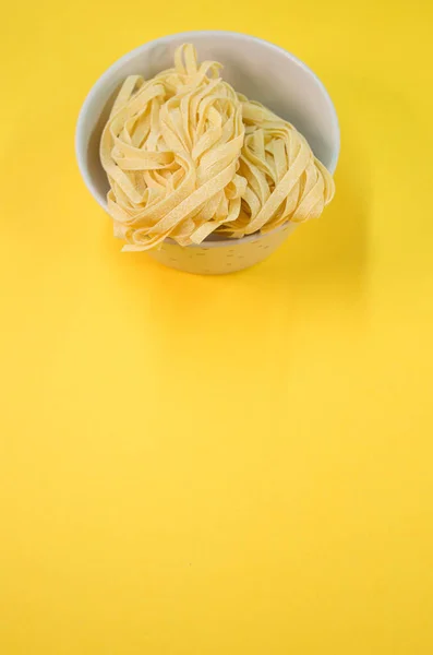 노란색 텍스트 공간에 파스타 그릇이 — 스톡 사진