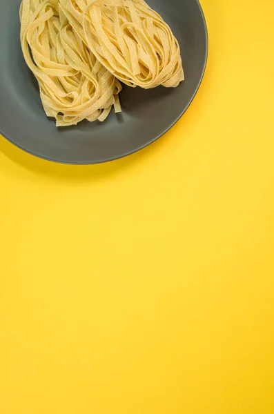 黄色背景和文字空间的一碗熟面食的详细视图 — 图库照片