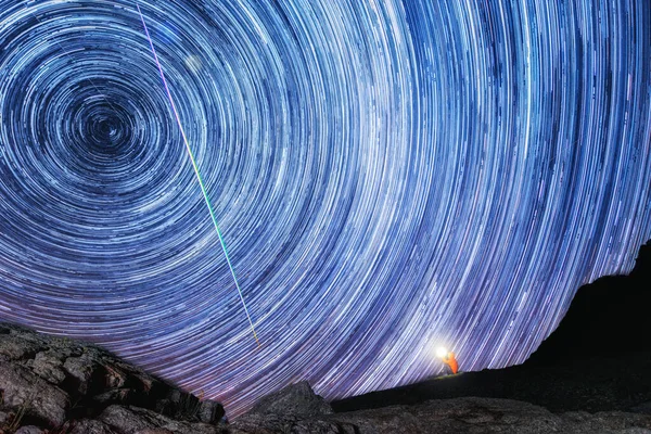 Een Mannelijke Wandelaar Zit Rotsen Ver Verte Bewondert Een Lichtgevende — Stockfoto