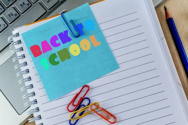 Een Bovenaanzicht Van Briefpapier Met Een Tekst Terug Naar School — Stockfoto