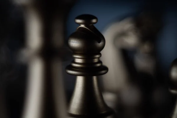 暗い背景にチェスの駒のクローズアップショット — ストック写真