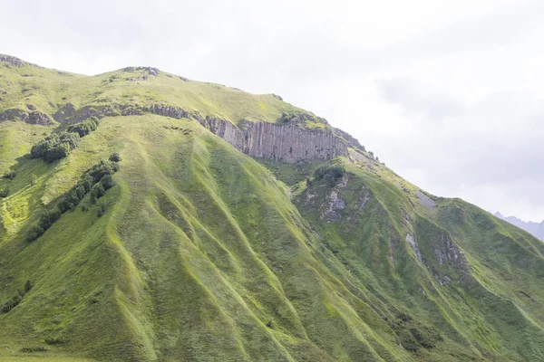 緑の山の風景とグルジアでの眺め トゥルーソの山のクローズアップ — ストック写真