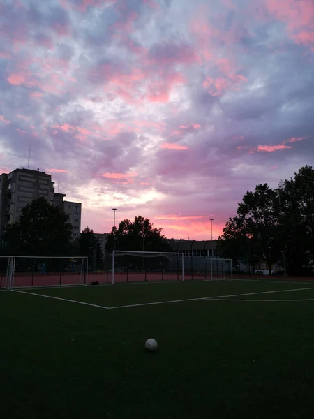 Zbliżenie Ujęcia Boiska Piłki Nożnej Miejskiej Dzielnicy Wschodzie Słońca — Zdjęcie stockowe