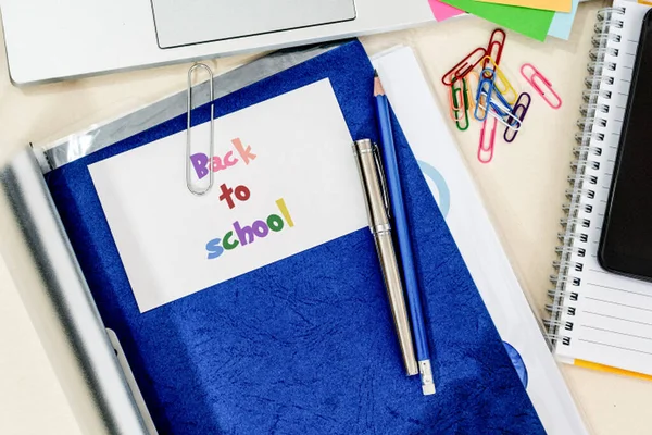 Una Vista Superior Papelería Con Texto Volver Escuela Escritorio — Foto de Stock