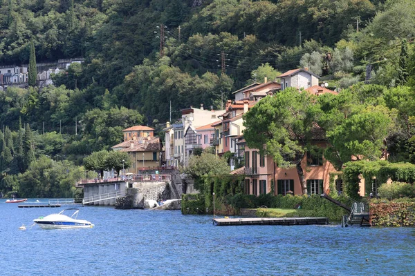 Varenna イタリア 2021年8月5日 イタリアのコモ州ヴァレンナにある建物やスカイラインの美しい湖の景色 — ストック写真