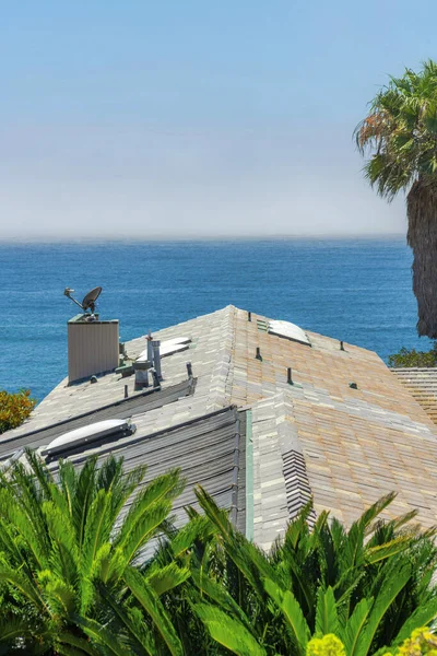 Uma Vista Superior Telhado Edifício Residencial Perto Uma Costa Verão — Fotografia de Stock