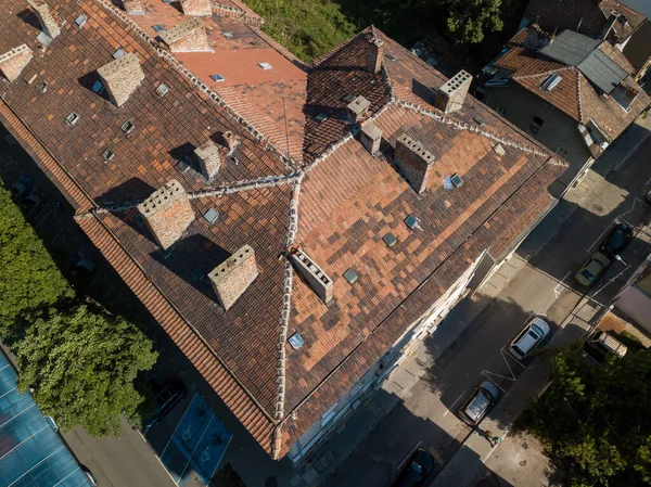 Uma Vista Drone Edifícios Residenciais Cercados Por Árvores Uma Cidade — Fotografia de Stock