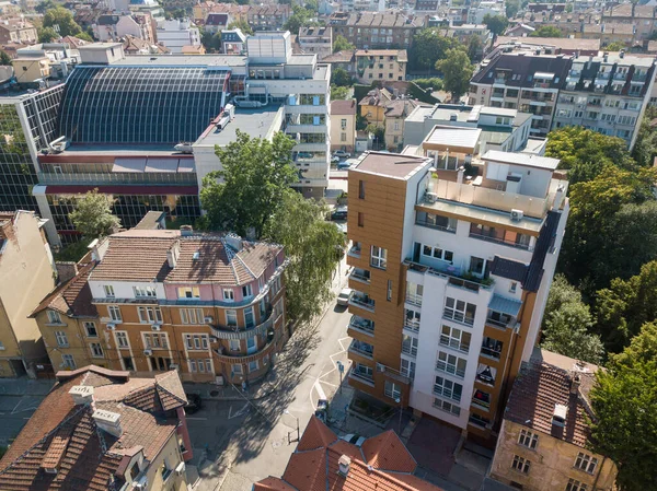 Ein Drohnenblick Auf Von Bäumen Umgebene Wohnhäuser Einer Stadt — Stockfoto