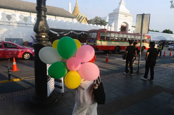 Bangkok Thailand Janeiro 2017 Vendedor Balões Rua Frente Grande Palácio — Fotografia de Stock