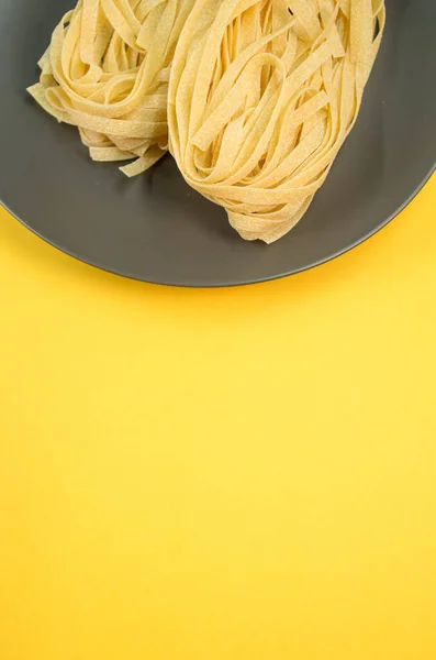 Detailweergave Van Een Kom Gekookte Pasta Gele Achtergrond Tekstruimte — Stockfoto