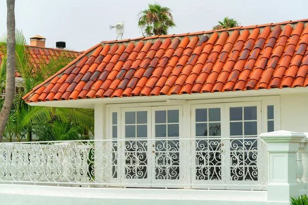 Uma Casa Moderna Com Telhados Azulejos Paredes Vidro Sob Céu — Fotografia de Stock