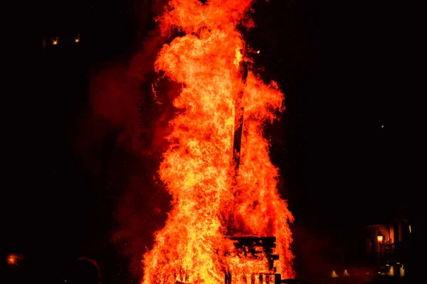 Yellow Hot Flames Coming Burning Wooden Construction Night Dark Sky — Stock Photo, Image