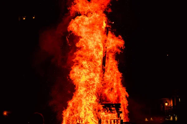 Fiamme Calde Gialle Provenienti Dalla Costruzione Legno Fiamme Nel Cielo — Foto Stock