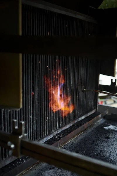 庭で石炭を燃やして暖炉のクローズアップショット — ストック写真