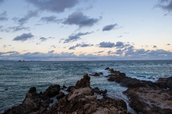 Hermosa Puesta Sol Sobre Océano Pacífico Rocas Byron Bay Australia — Foto de Stock